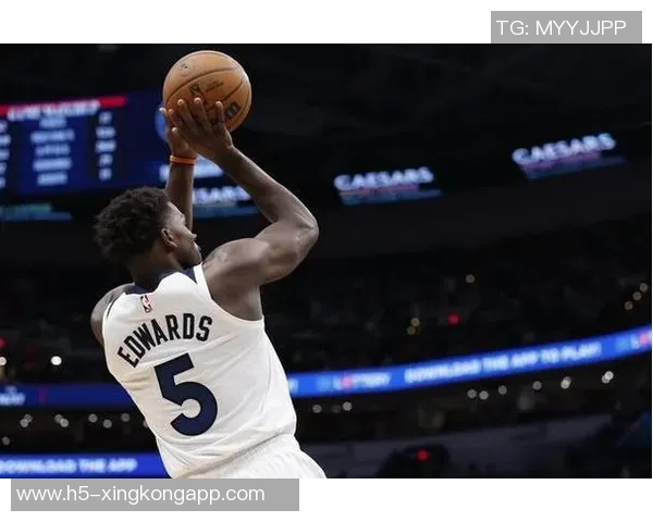爱德华兹上半场表现平平15投6中三分仅1中收获17分1板2助